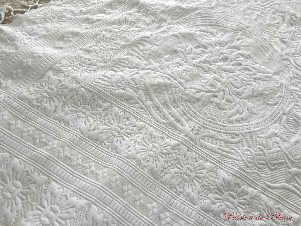 Belle, grande couverture en piqué Marseillais, beau relief et franges nouées – Image 8