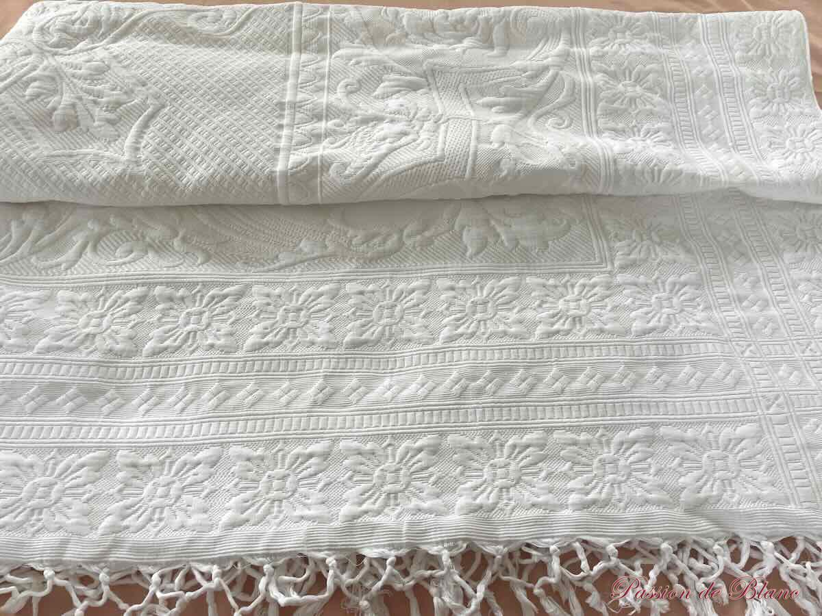 Belle, grande couverture en piqué Marseillais, beau relief et franges nouées – Image 7