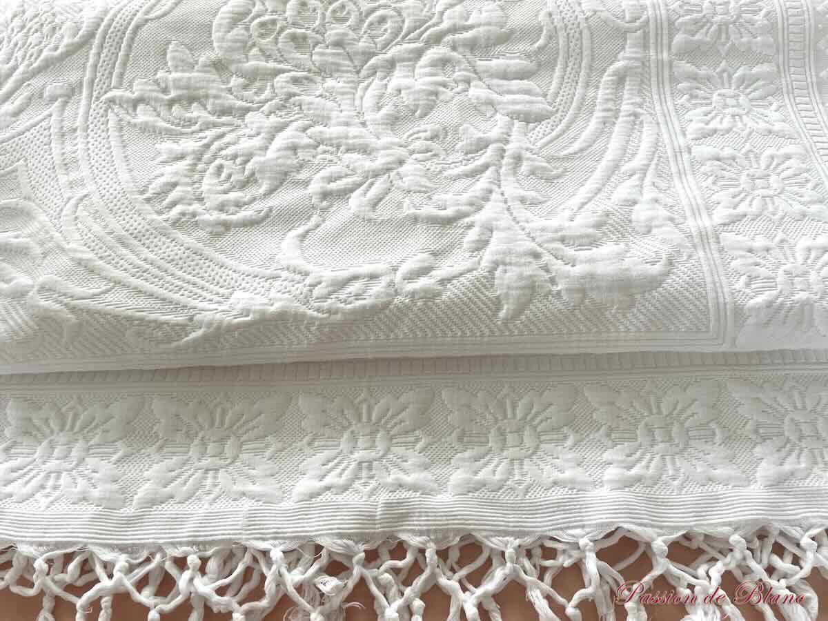 Belle, grande couverture en piqué Marseillais, beau relief et franges nouées – Image 6