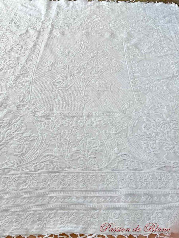Belle, grande couverture en piqué Marseillais, beau relief et franges nouées – Image 5