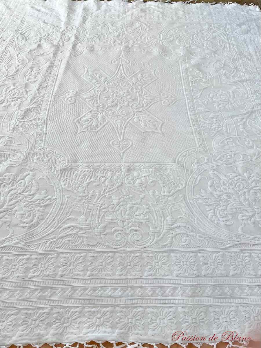 Belle, grande couverture en piqué Marseillais, beau relief et franges nouées – Image 5