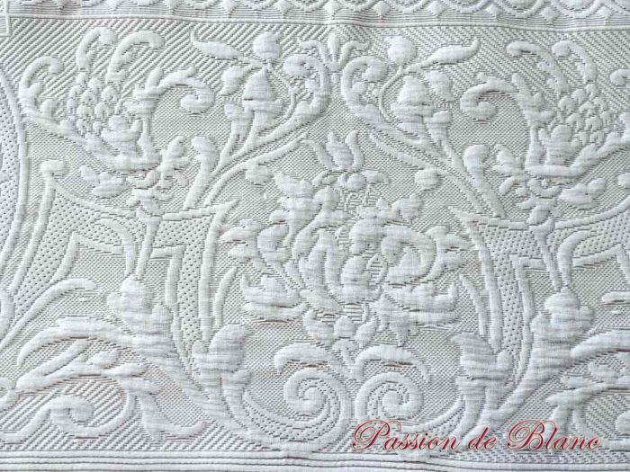 Belle, grande couverture en piqué Marseillais, beau relief et franges nouées – Image 4
