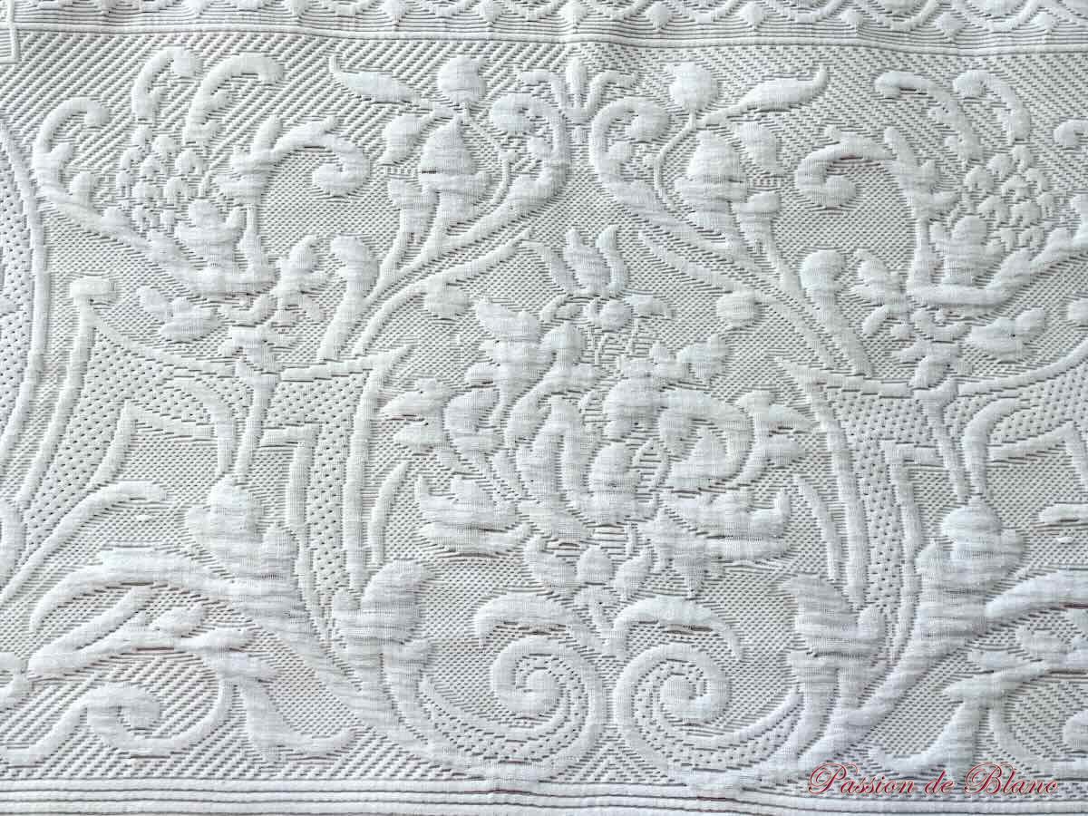Belle, grande couverture en piqué Marseillais, beau relief et franges nouées – Image 4
