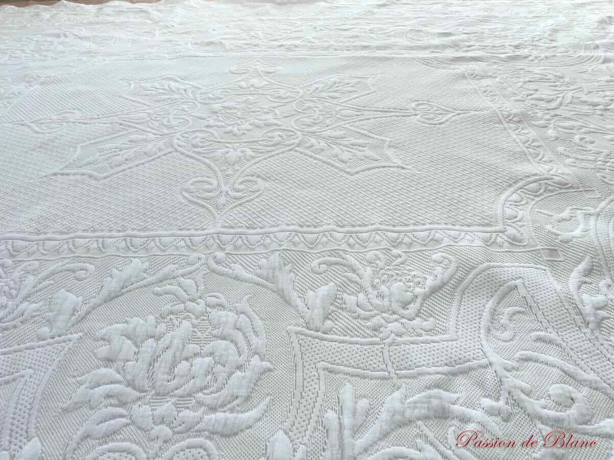 Belle, grande couverture en piqué Marseillais, beau relief et franges nouées – Image 3