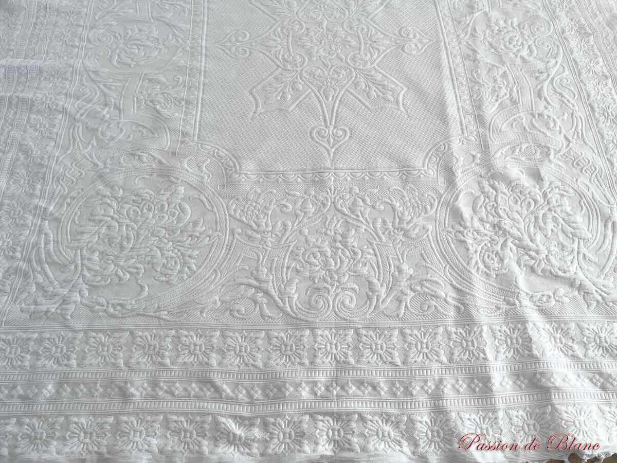 Belle, grande couverture en piqué Marseillais, beau relief et franges nouées – Image 2