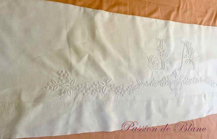 Grand et beau drap avec guirlande fleurie et monogramme JA sur toile lin – Image 8