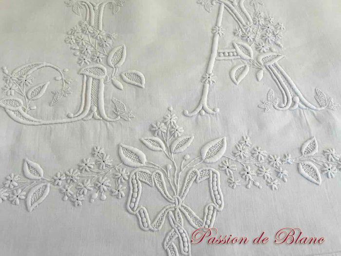 Grand et beau drap avec guirlande fleurie et monogramme JA sur toile lin – Image 6