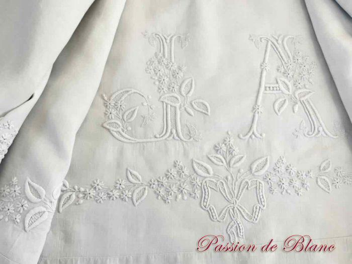 Grand et beau drap avec guirlande fleurie et monogramme JA sur toile lin – Image 4