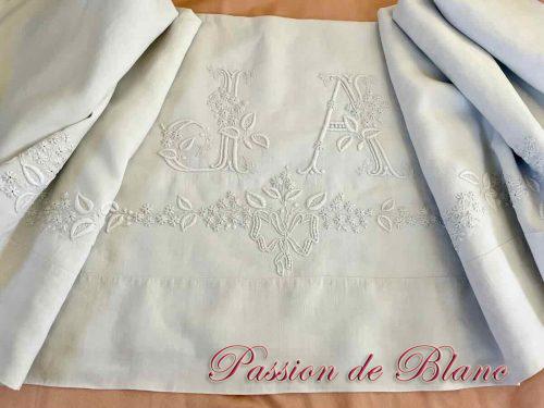 Grand et beau drap avec guirlande fleurie et monogramme JA sur toile lin