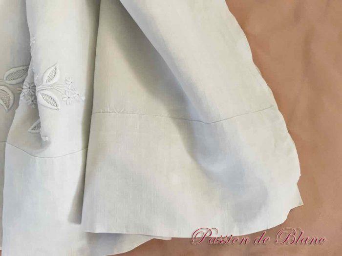 Grand et beau drap avec guirlande fleurie et monogramme JA sur toile lin – Image 5