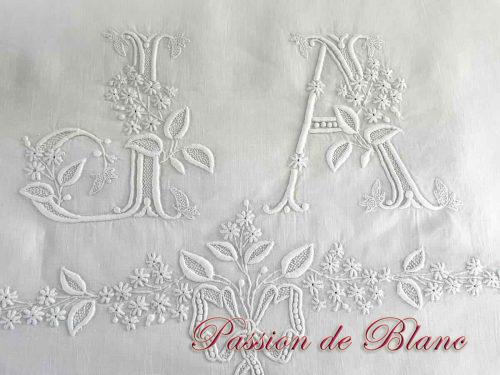 Grand et beau drap avec guirlande fleurie et monogramme JA sur toile lin