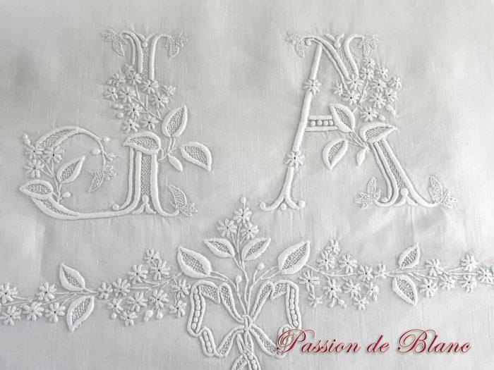 Grand et beau drap avec guirlande fleurie et monogramme JA sur toile lin – Image 2