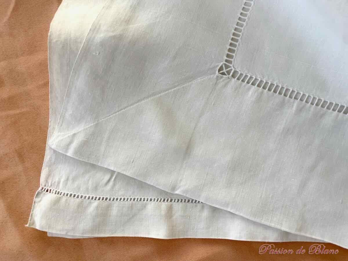 Beau drap avec broderie de muguets, monogramme PV broderie main sur lin fin – Image 5