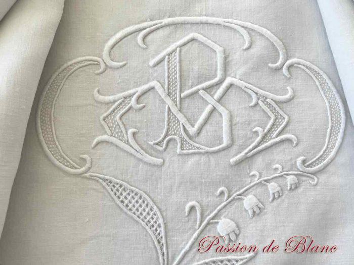 Beau drap avec broderie de muguets, monogramme PV broderie main sur lin fin – Image 2