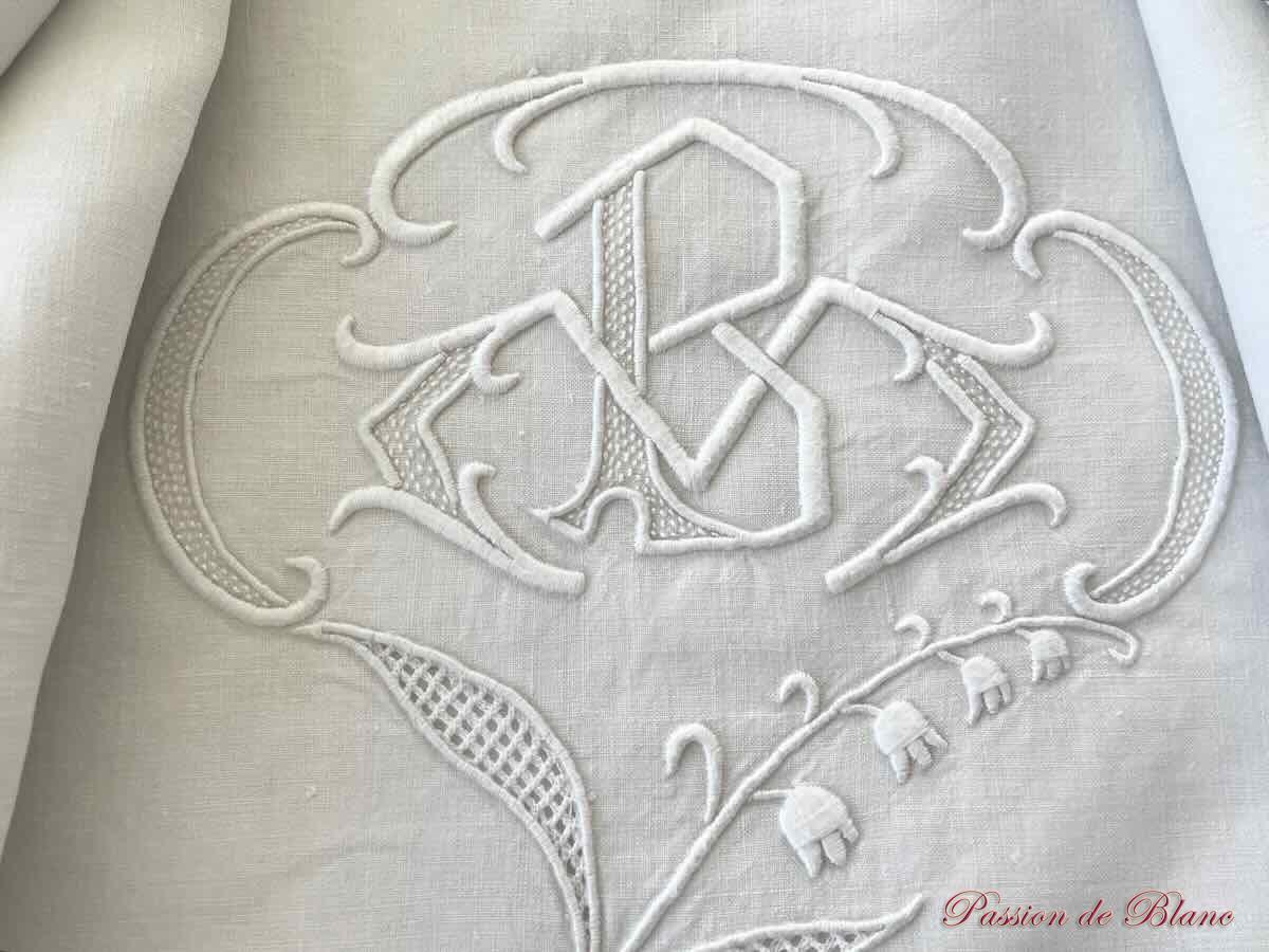 Beau drap avec broderie de muguets, monogramme PV broderie main sur lin fin – Image 2