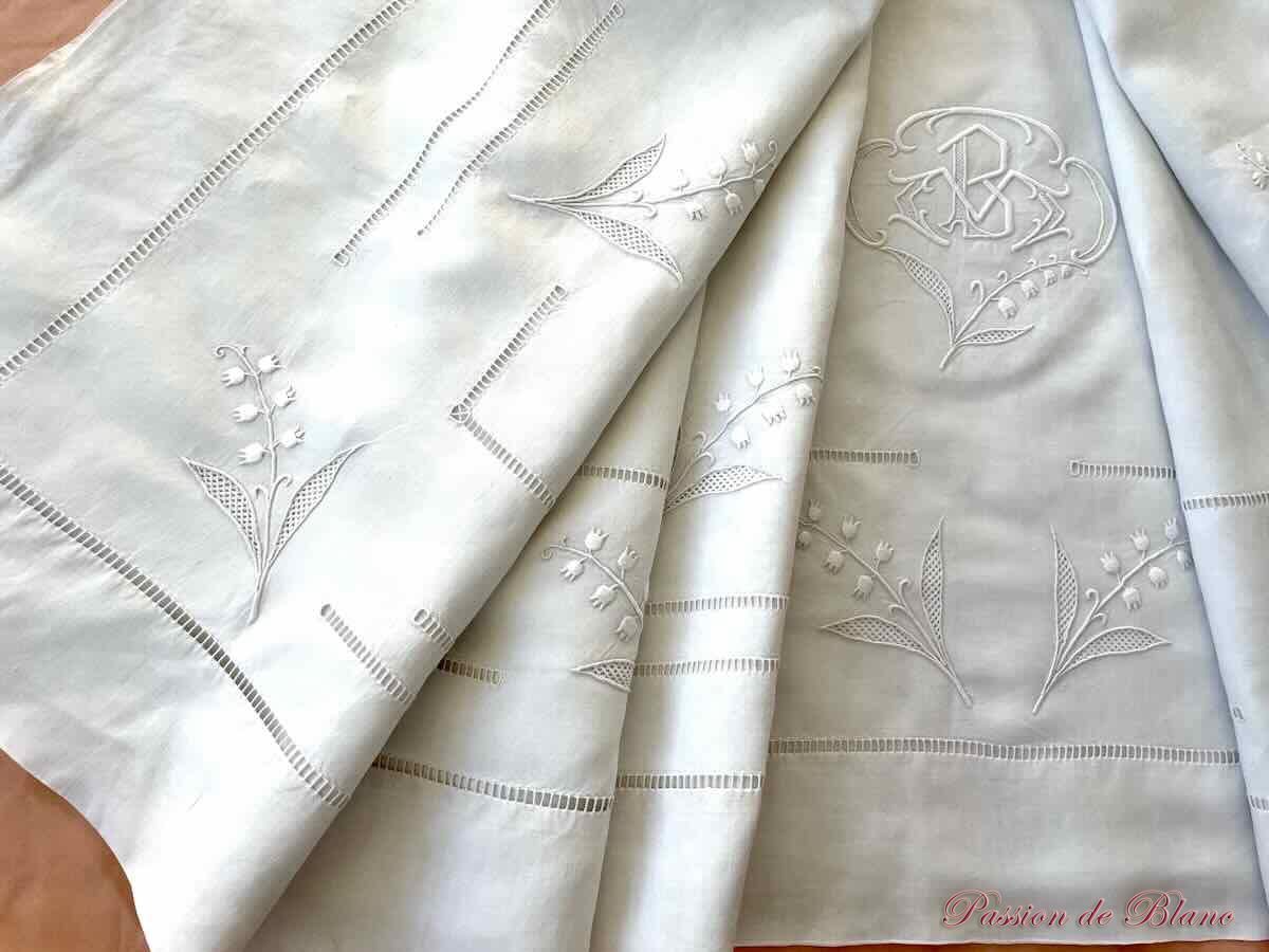 Beau drap avec broderie de muguets, monogramme PV broderie main sur lin fin – Image 4