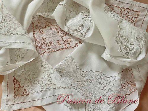 Merveilleuse petite nappe fil de lin avec insertions main à l’aiguille
