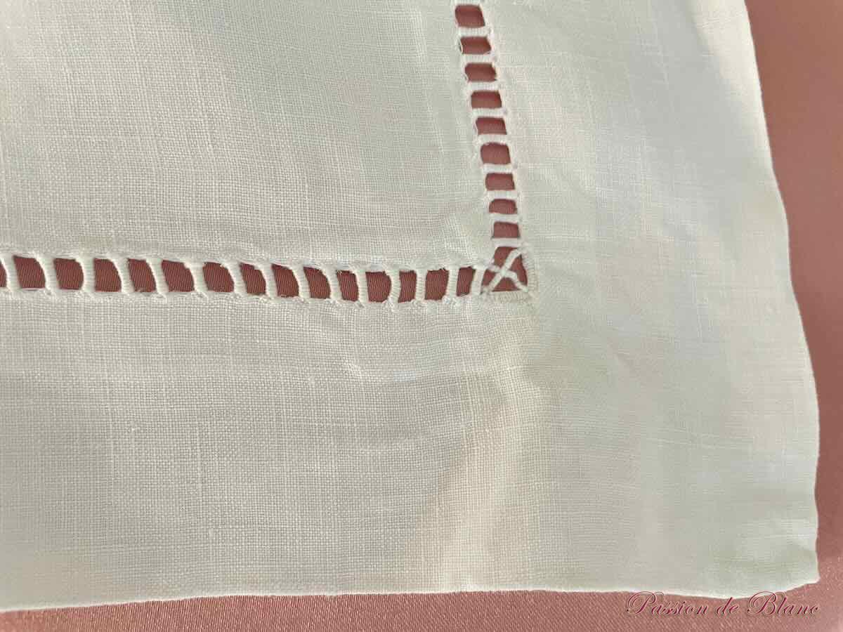 Belle paire de taies brodées main sur toile en fil de lin – Image 2