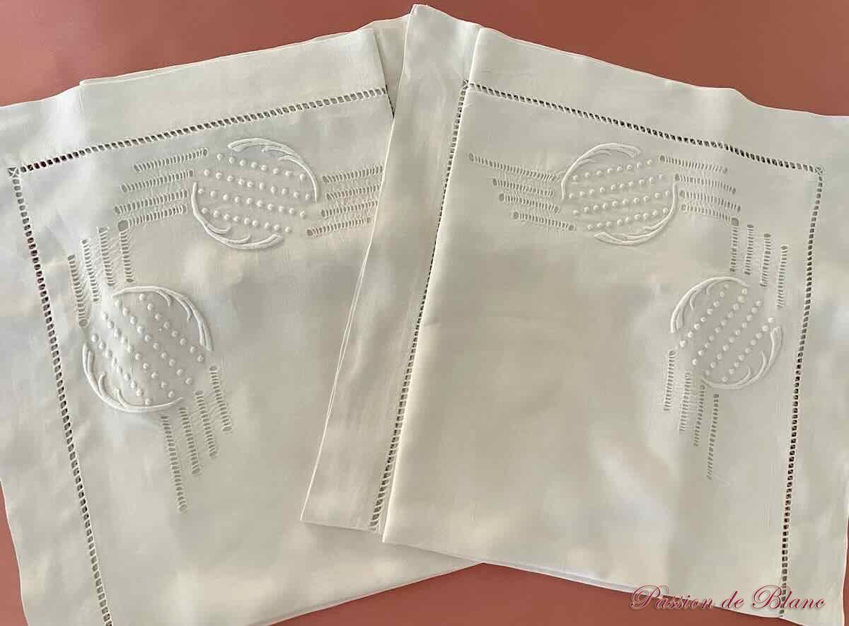 Belle paire de taies brodées main sur toile en fil de lin – Image 4