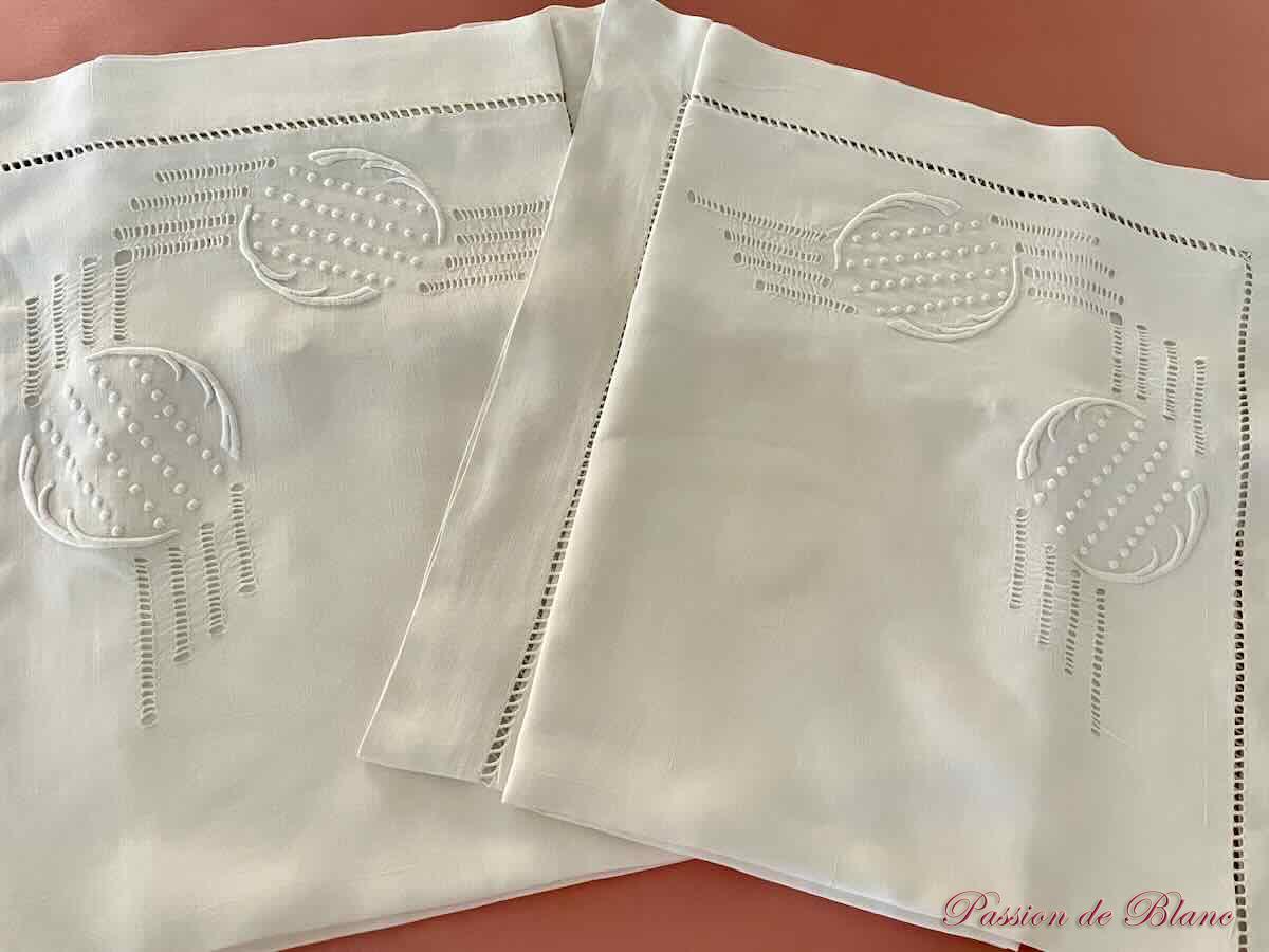Belle paire de taies brodées main sur toile en fil de lin – Image 3