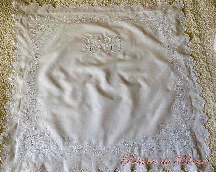 Somptueuse taie avec imposantes broderies fleuries et mono ED sur fil de lin – Image 9