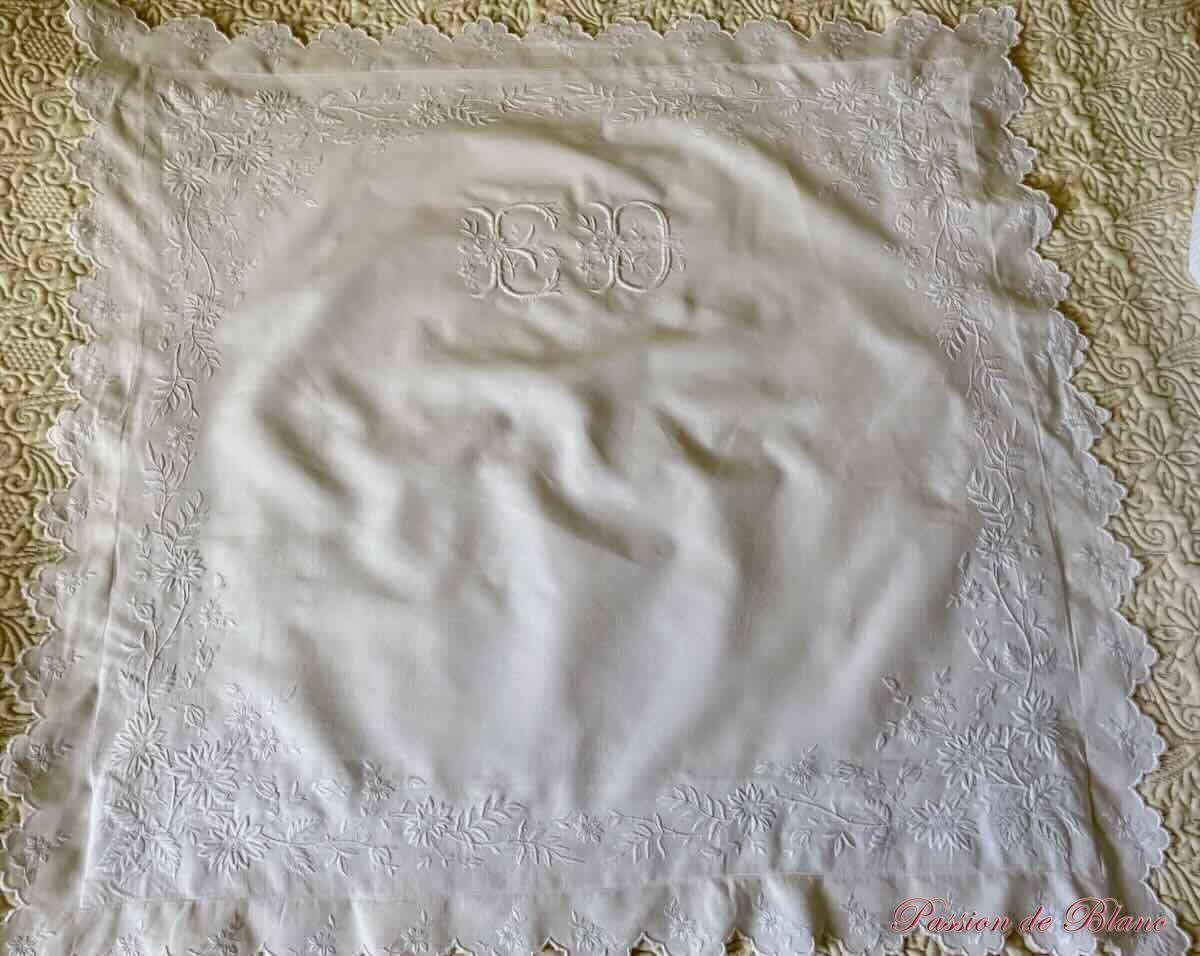 Somptueuse taie avec imposantes broderies fleuries et mono ED sur fil de lin – Image 9
