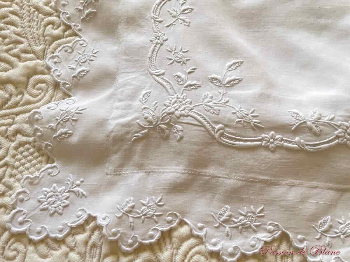 Somptueuse taie avec imposantes broderies et mono LB sur fil de lin – Image 7
