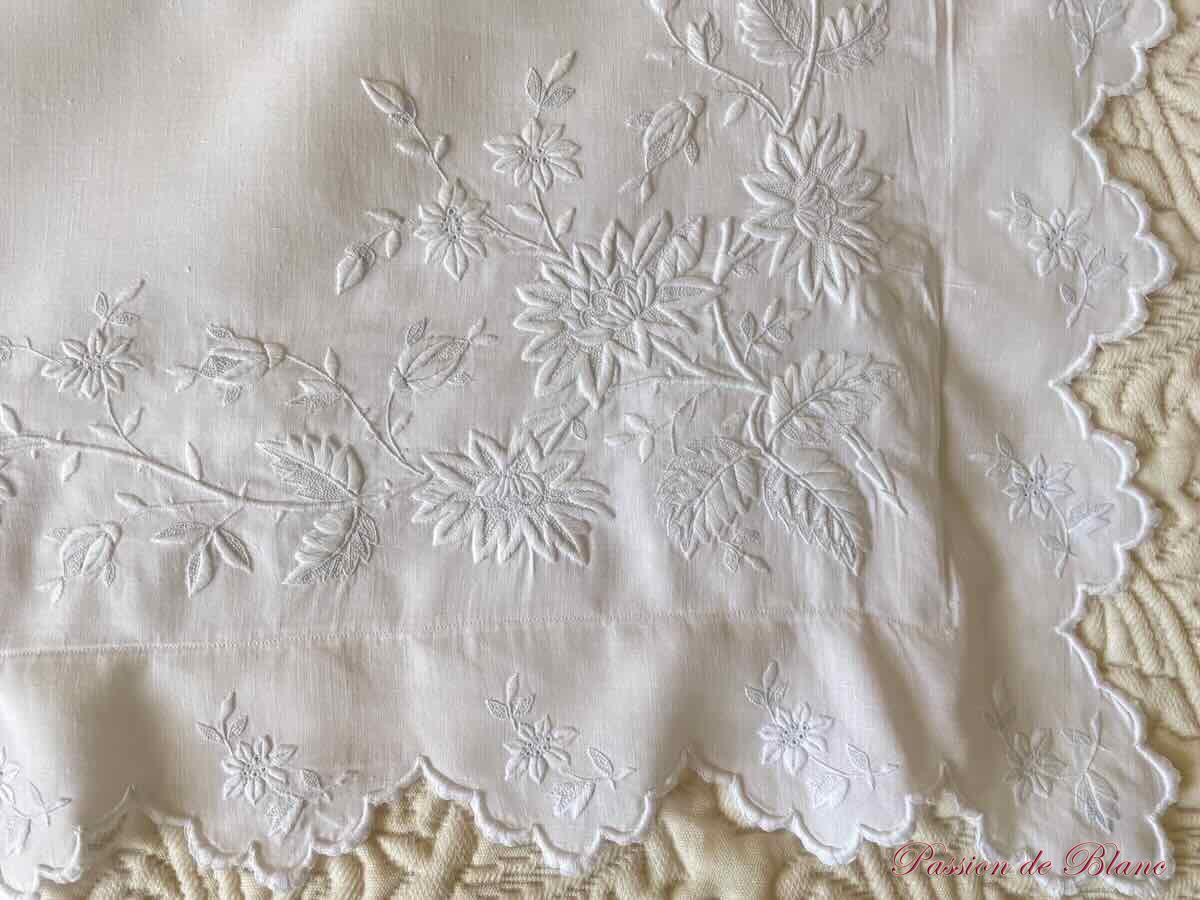 Somptueuse taie avec imposantes broderies fleuries et mono ED sur fil de lin – Image 8