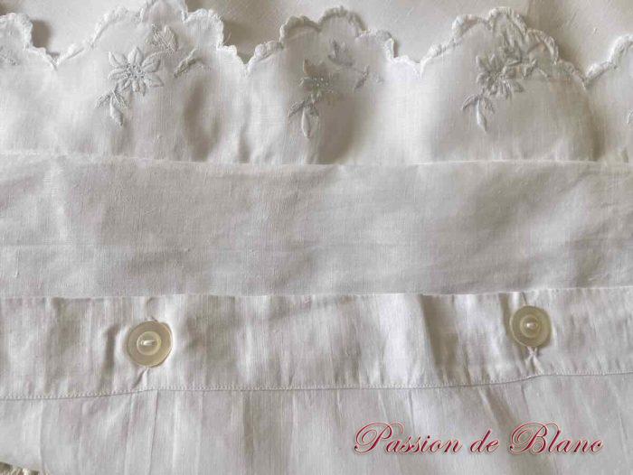 Somptueuse taie avec imposantes broderies fleuries et mono ED sur fil de lin – Image 7