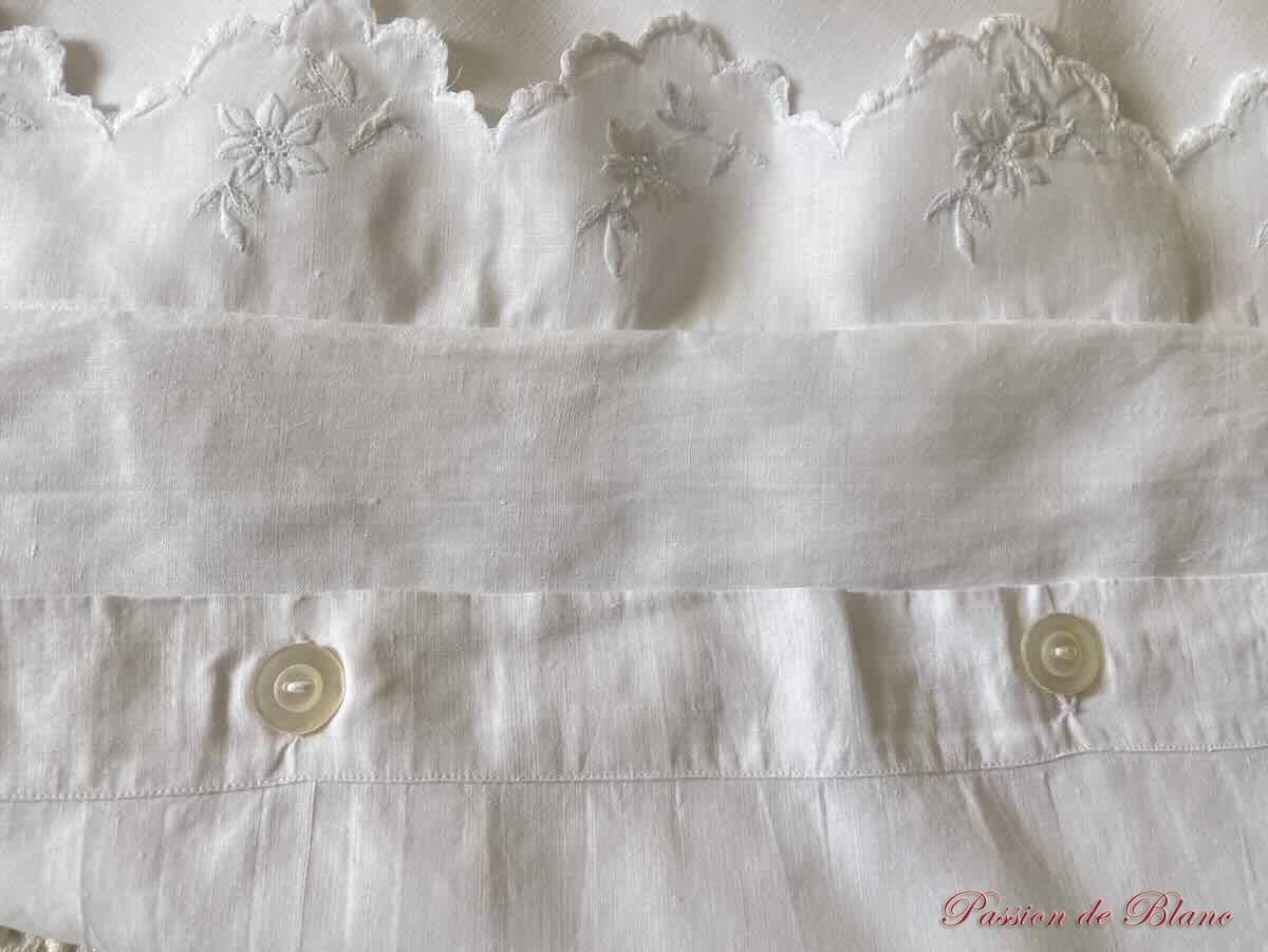 Somptueuse taie avec imposantes broderies fleuries et mono ED sur fil de lin – Image 7