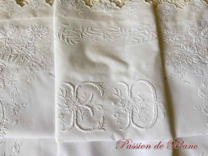 Somptueuse taie avec imposantes broderies fleuries et mono ED sur fil de lin – Image 5