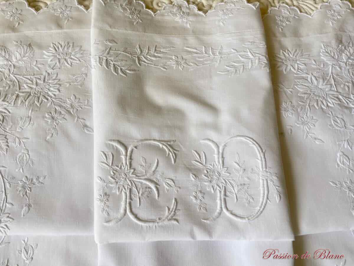 Somptueuse taie avec imposantes broderies fleuries et mono ED sur fil de lin – Image 5