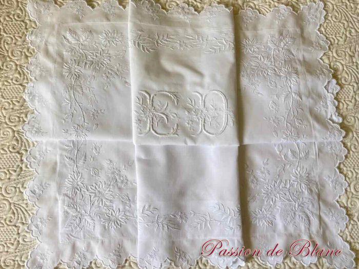 Somptueuse taie avec imposantes broderies fleuries et mono ED sur fil de lin – Image 4