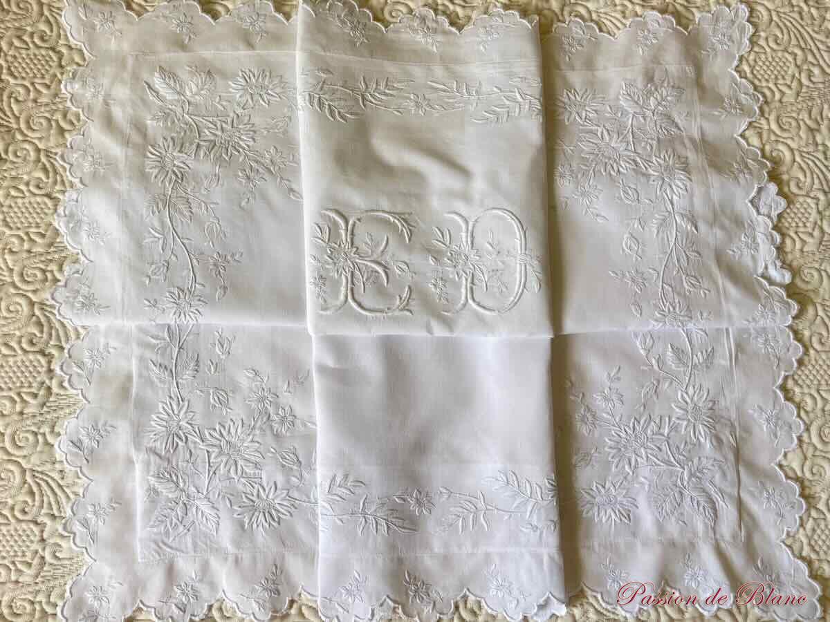 Somptueuse taie avec imposantes broderies fleuries et mono ED sur fil de lin – Image 4