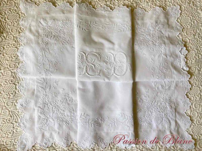 Somptueuse taie avec imposantes broderies fleuries et mono ED sur fil de lin – Image 3