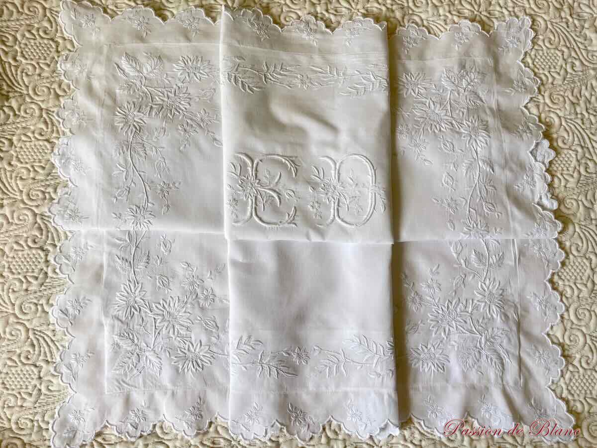 Somptueuse taie avec imposantes broderies fleuries et mono ED sur fil de lin – Image 3
