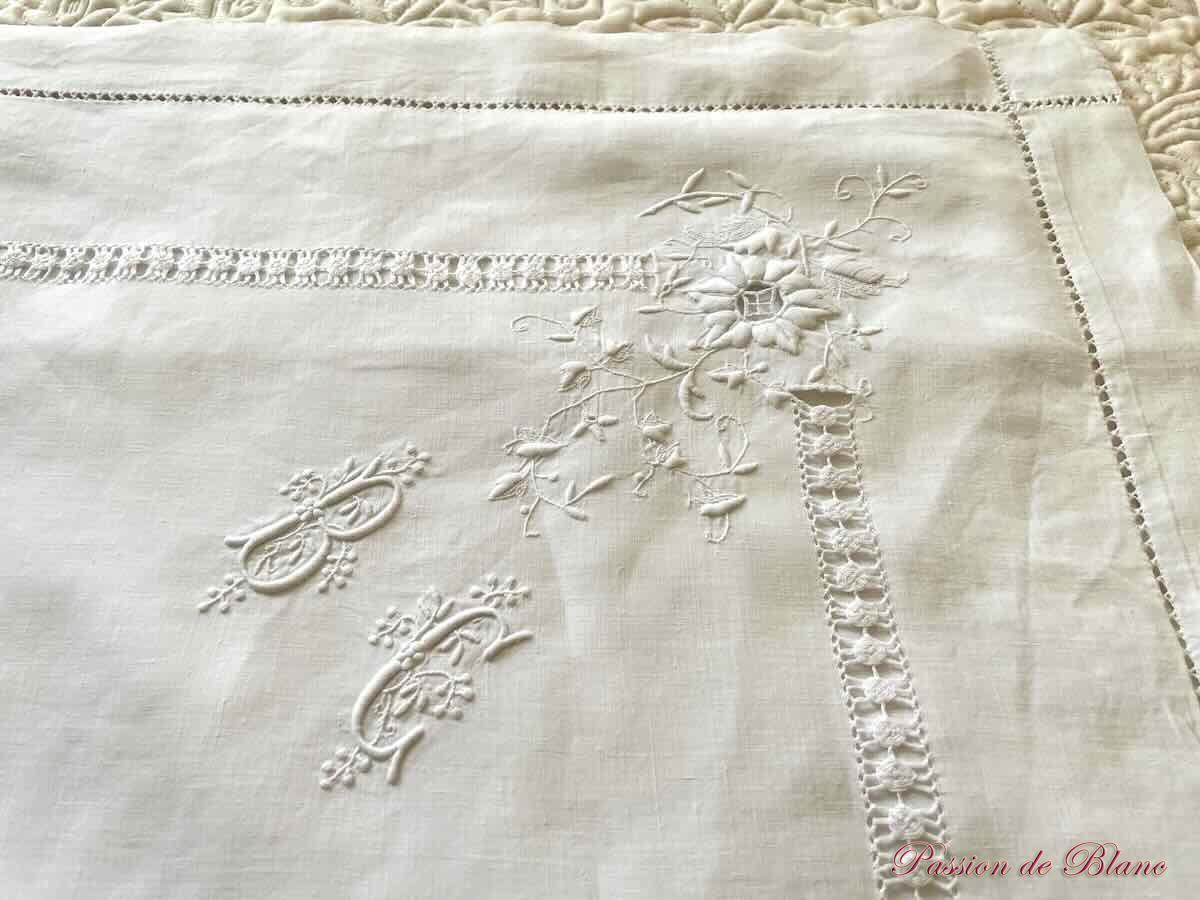 Belle taie avec somptueuse broderie et mono BC – Image 6