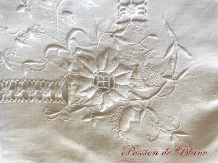 Belle taie avec somptueuse broderie et mono BC – Image 4