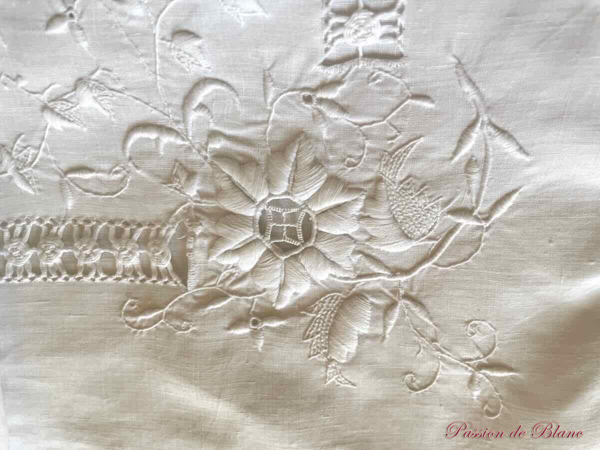 Belle taie avec somptueuse broderie et mono BC – Image 4
