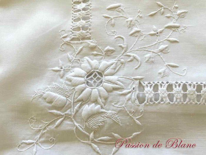 Belle taie avec somptueuse broderie et mono BC – Image 3