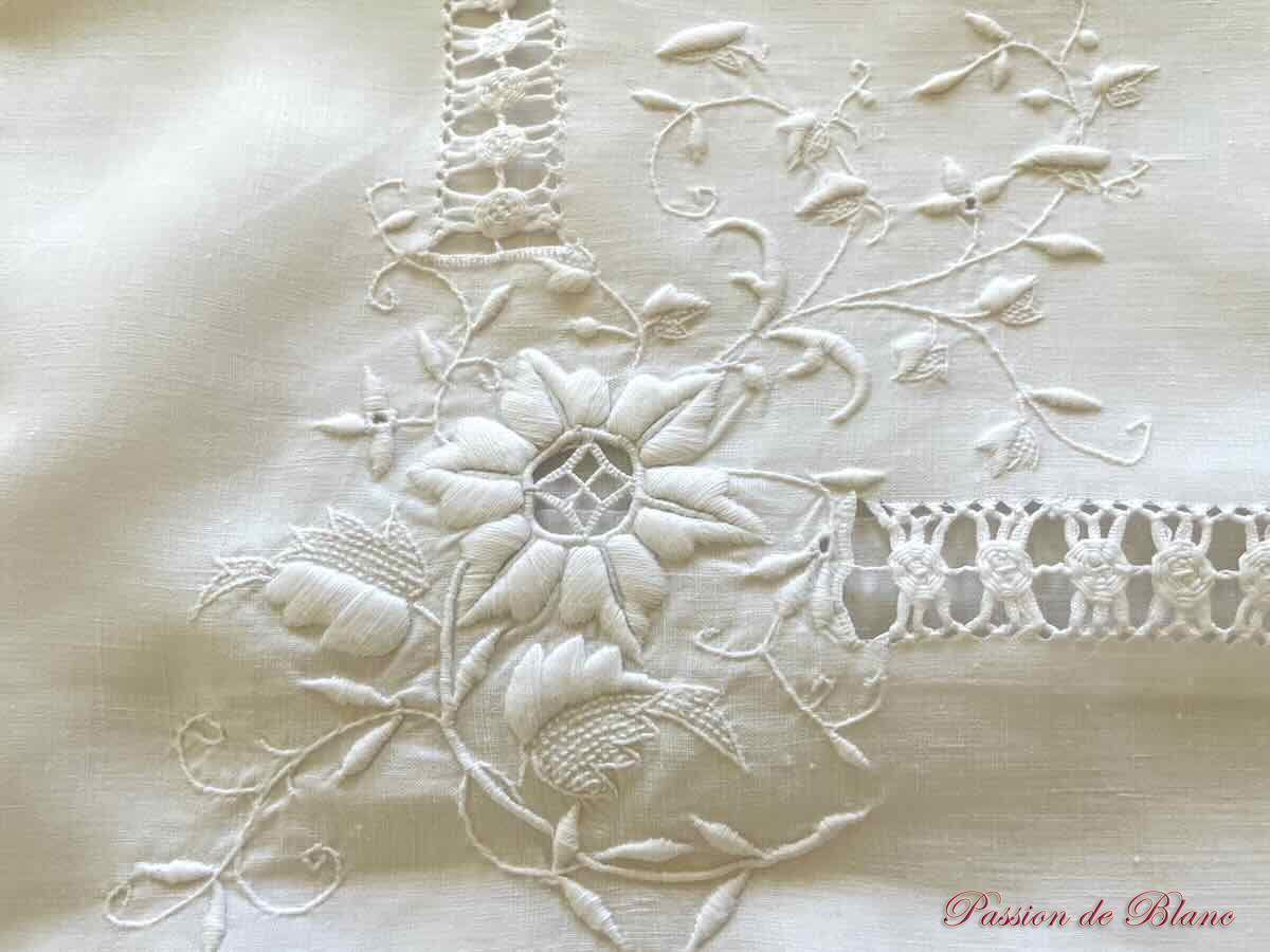 Belle taie avec somptueuse broderie et mono BC – Image 3