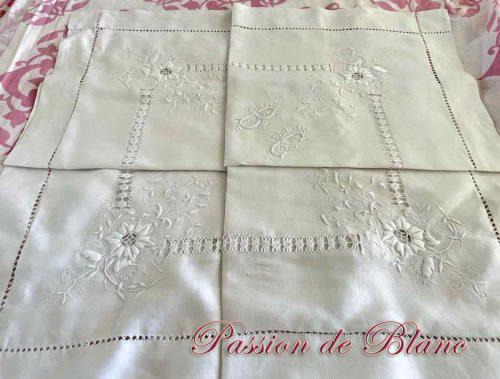 Belle taie avec somptueuse broderie et mono BC