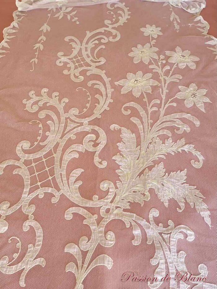 Grand rideau en tulle fin blanc avec applications de motifs brodés couleur Napoléon III – Image 2