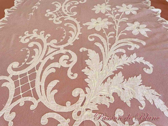 Grand rideau en tulle fin blanc avec applications de motifs brodés couleur Napoléon III – Image 8