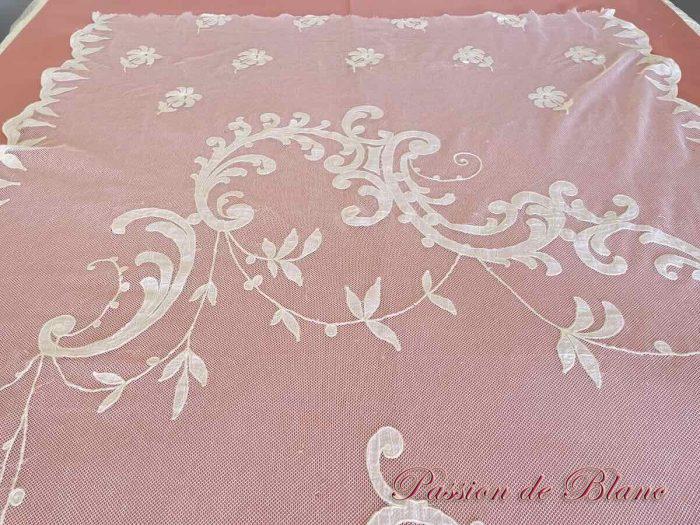 Grand rideau en tulle fin blanc avec applications de motifs brodés couleur Napoléon III – Image 7