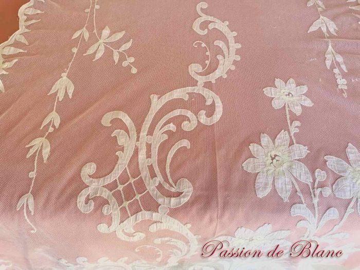 Grand rideau en tulle fin blanc avec applications de motifs brodés couleur Napoléon III – Image 6