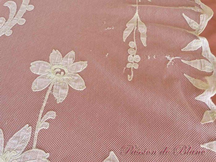 Grand rideau en tulle fin blanc avec applications de motifs brodés couleur Napoléon III – Image 10
