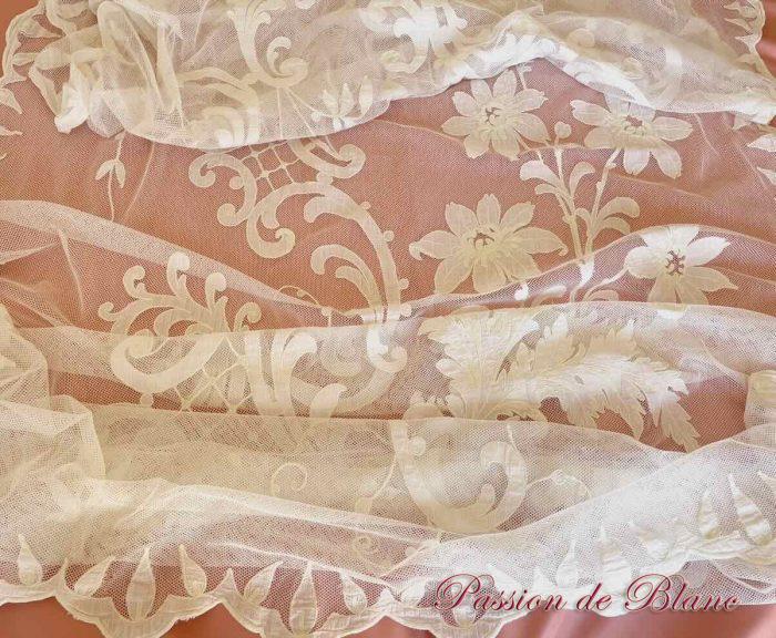 Grand rideau en tulle fin blanc avec applications de motifs brodés couleur Napoléon III – Image 11