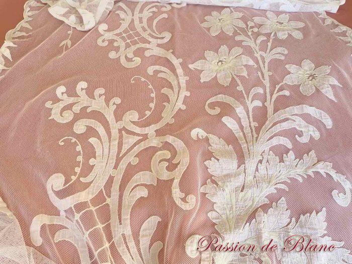 Grand rideau en tulle fin blanc avec applications de motifs brodés couleur Napoléon III – Image 4
