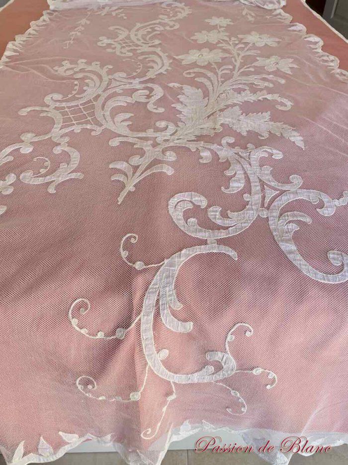 Grand rideau en tulle fin blanc avec applications de motifs brodés couleur Napoléon III – Image 3